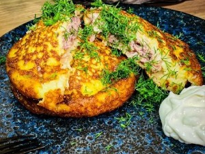 Tradiciniai Bulviniai Blynai su Mėsa Tradiciniai Bulviniai Blynai su Mėsa